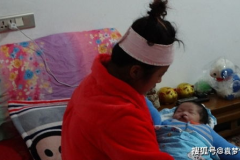剖腹产妈妈坐月子要给孩子洗澡吗,剖腹产妈妈坐月子期间洗澡与护理指南