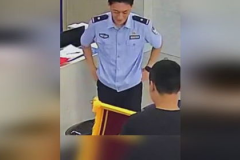 00后新警收定制锦旗后开心到起飞,00后新警喜收定制锦旗，喜悦之情溢于言表